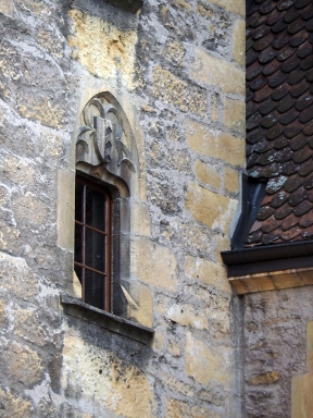 Fenster mit dem Stammwappen der Neuenburger Grafen