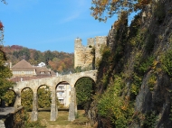 Antike Passerelle in der Schlossanlage, Baujahr 1765 (diente eigentlich als Aquädukt der Schlossbrunnen)
